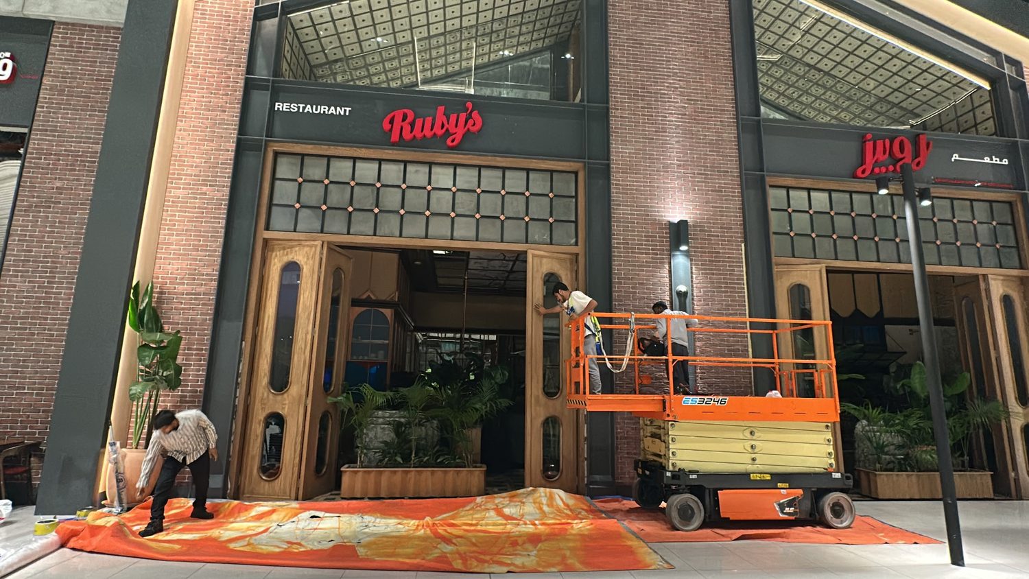 Warehouse Mall Ruby's Bulkhead Painting handling